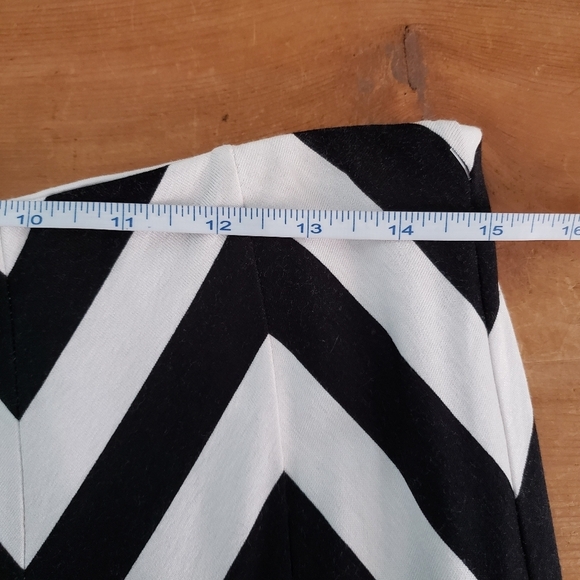 Joseph Ribkoff made in Canada Black White Chevron Tulip Skirt Elastic Waist, 10 - Picture 5 of 13
